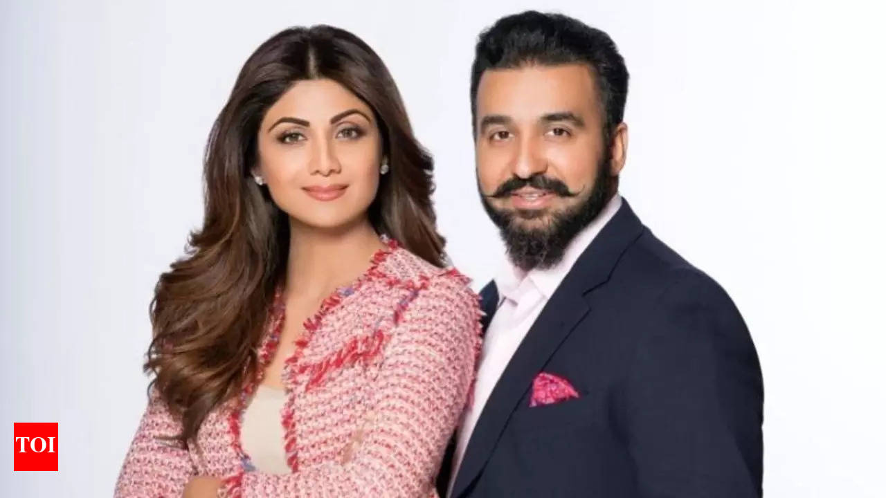 Shilpa Shettys husband Raj Kundra p*rnography case: Gehana Vasisth says  she was paid 3 lakh per movie, saw their family photo at office | Hindi  Movie News - Times of India