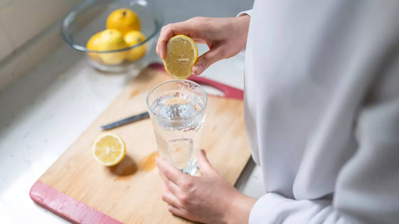 20 reasons to drink warm water with lemon juice every morning ...