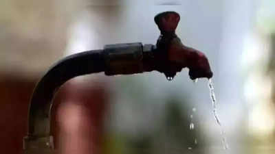 Bandra West water supply disrupted after major pipeline leak at Lucky Junction