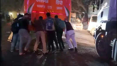 BJP MLA Goes Viral for Pushing Broken-Down Bus to Clear Traffic Jam ...