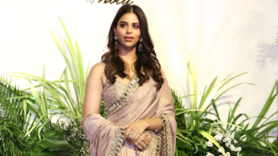 Suhana Khan looks all things regal in this iconic Arpita Mehta’s rose tissue sari