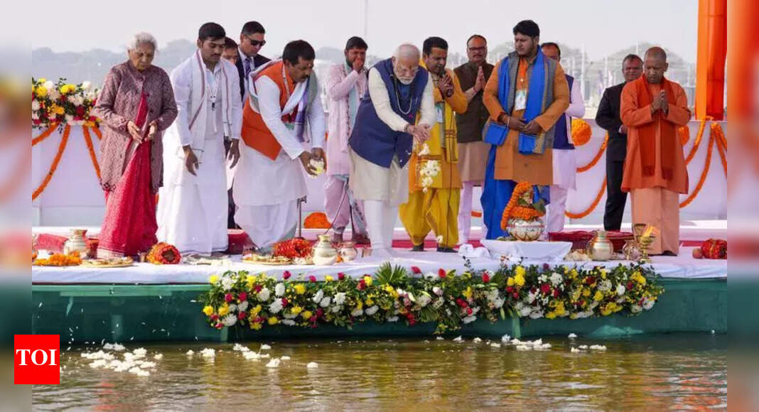 PM Modi prays at Sangam for Kumbh’s success | Prayagraj News - Times of ...