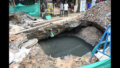 Officials turn blind eye as sinkhole grows at Chinna Porur