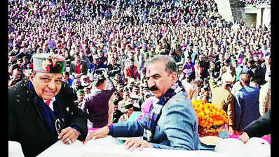 CM distributes 98L to over 2k women in Kupvi