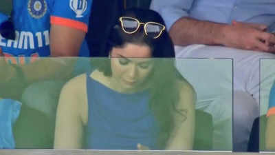 Sara Tendulkar spotted at the Gabbatoir, cheers for Team India during third Test