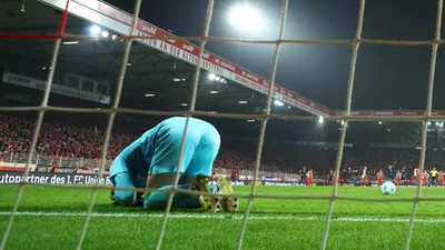 Les équipes de Bundesliga évitent d'attaquer après que le gardien de but ait été touché par un objet pendant le match