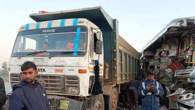 6 dead, 15 injured in bus-truck collision on Gujarat highway