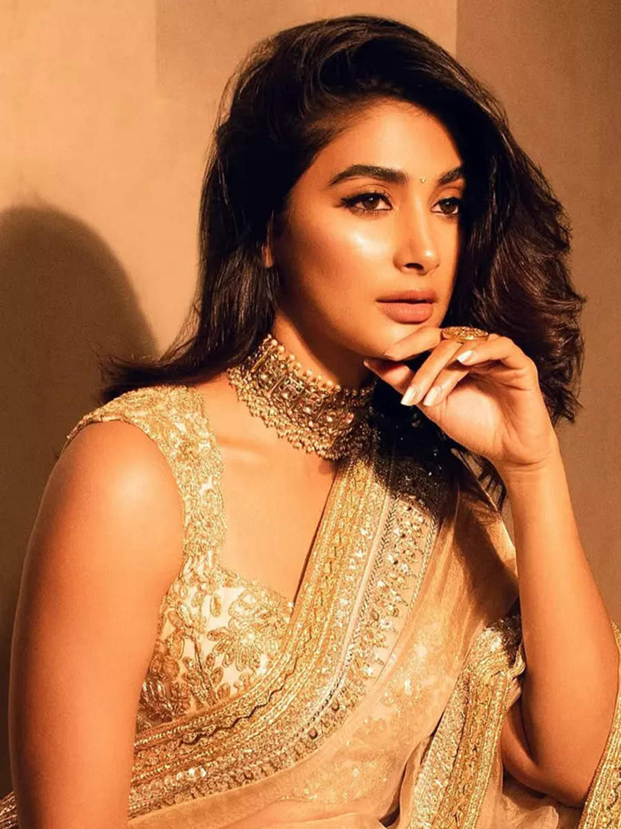 Pooja Hegde’s golden saree avatar is the ultimate ethnic fashion goal ...