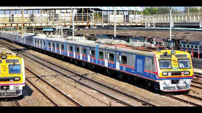 Naked man enters ladies compartment on Mumbai AC local train at Ghatkopar station