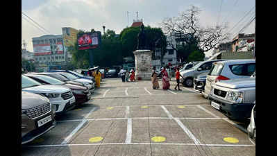 GCC gives away prime road space to hawkers