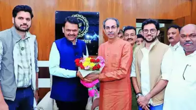 Uddhav Thackeray visita Devendra Fadnavis, procura Bharat Ratna para Veer Savarkar