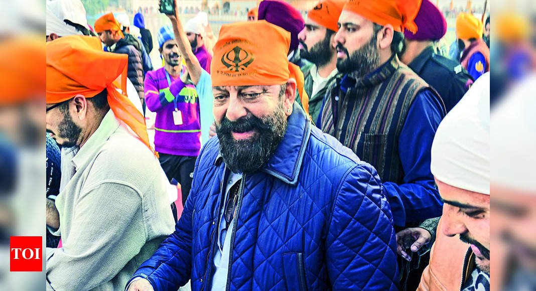 Sanjay Dutt Visits Golden Temple Chandigarh News Times Of India