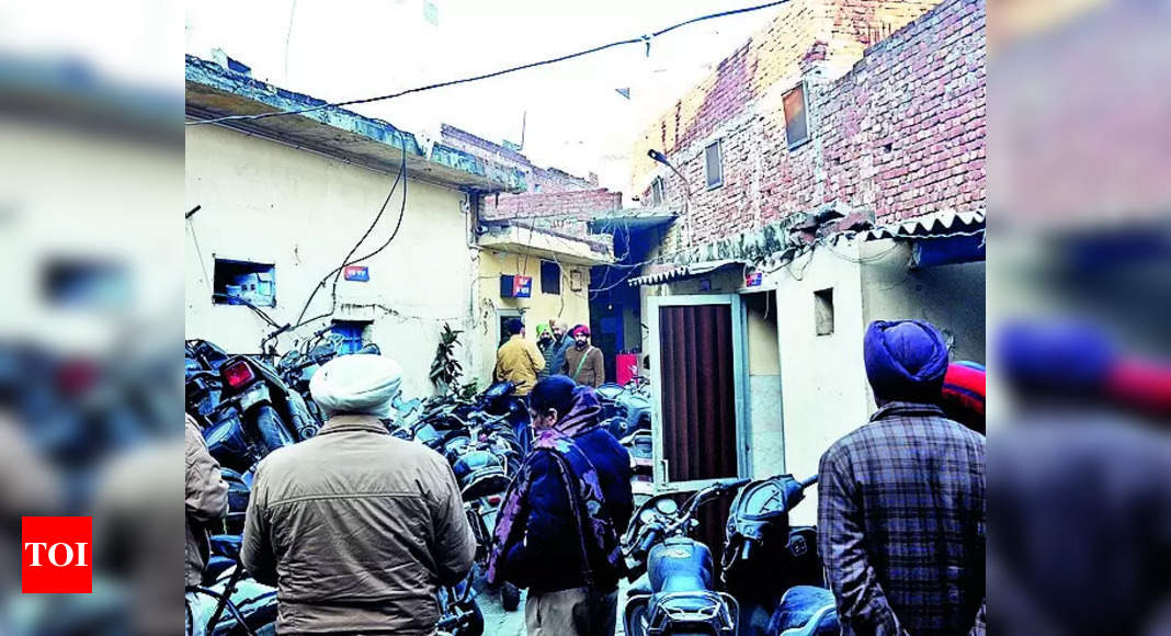 'Blast' at Asr police stn sparks panic