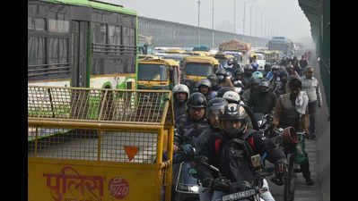 GRAP barricades slow down traffic in Delhi