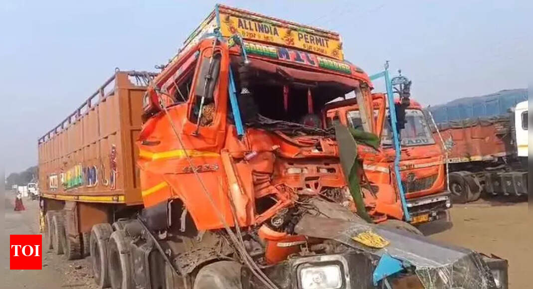 Truck hits police jeep on NH, constable dies | Jaipur News - Times of India