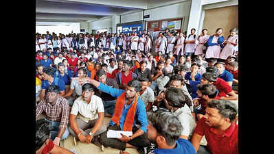 Hundreds of engg students hold stir as college withholds exam hall tickets - The Times of India