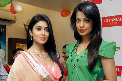 Mugdha and Shriya get set for V-day