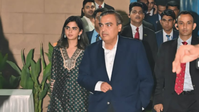 Isha Ambani’s minimal Chanderi-emerald suit is worth your round trip to Dubai