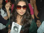 Vidya looks for hubby at station!