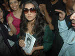 Vidya looks for hubby at station!