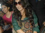 Vidya looks for hubby at station!