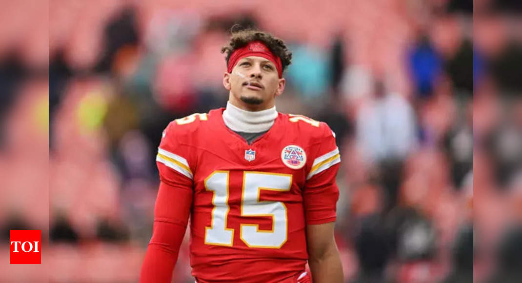 Are the Chiefs making a huge mistake by starting Patrick Mahomes vs Texans despite his ankle injury?