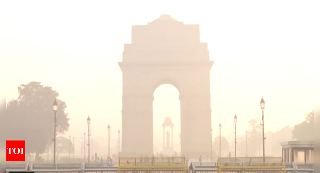 Delhi's AQI remains 'very poor' at 388, fog covers parts of city