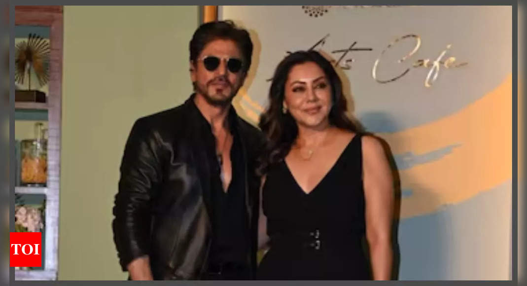 Shah Rukh Khan assists paparazzi; playfully tells wife Gauri Khan 'idhar dekho' for perfect shots - WATCH video