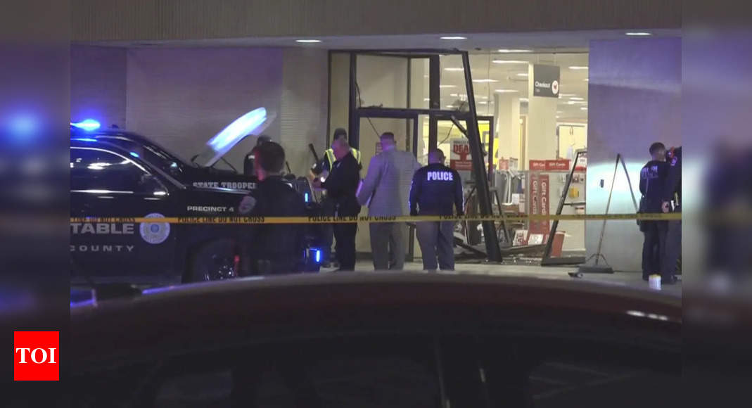 Texas mall ordeal: Police chase ends in crash, gunfire, and injuries – Times of India