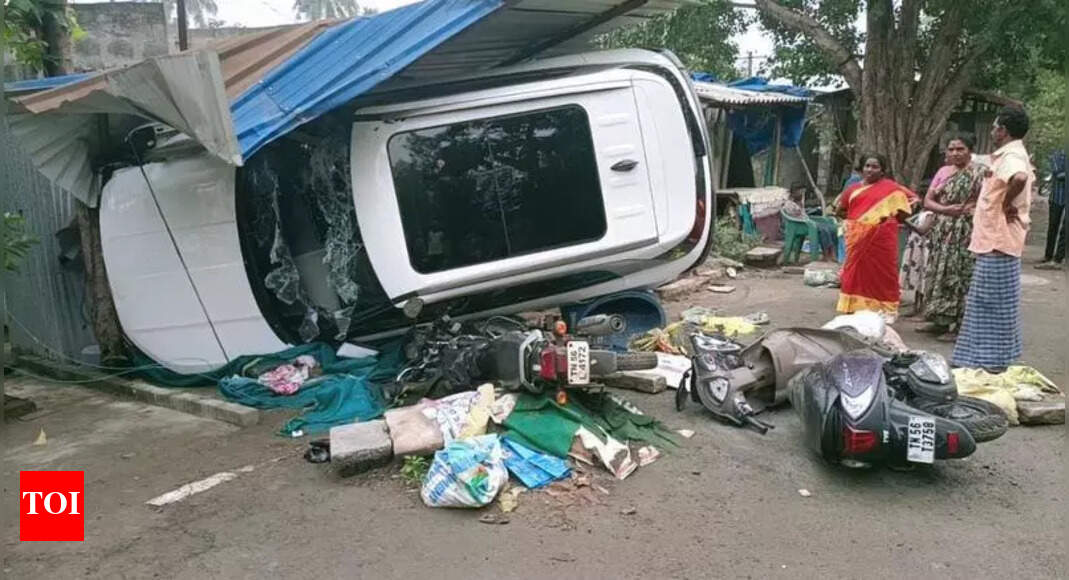 Drunk driver crashes car into house in Erode | Coimbatore News - Times ...