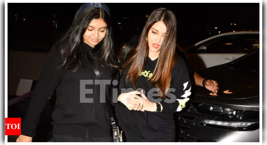 Aishwarya Rai and daughter Aaradhya Bachchan twin in hoodies as they jet out of the city; wish Paparazzi ‘Merry Christmas and Happy New Year’ | – Times of India