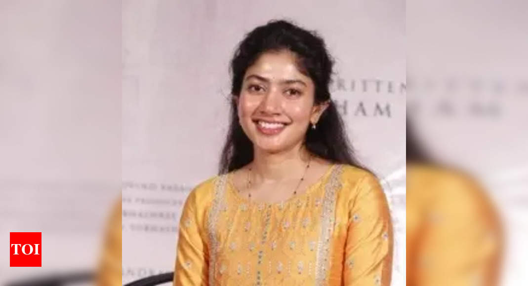 Sai Pallavi visits Kashi Vishwanath temple