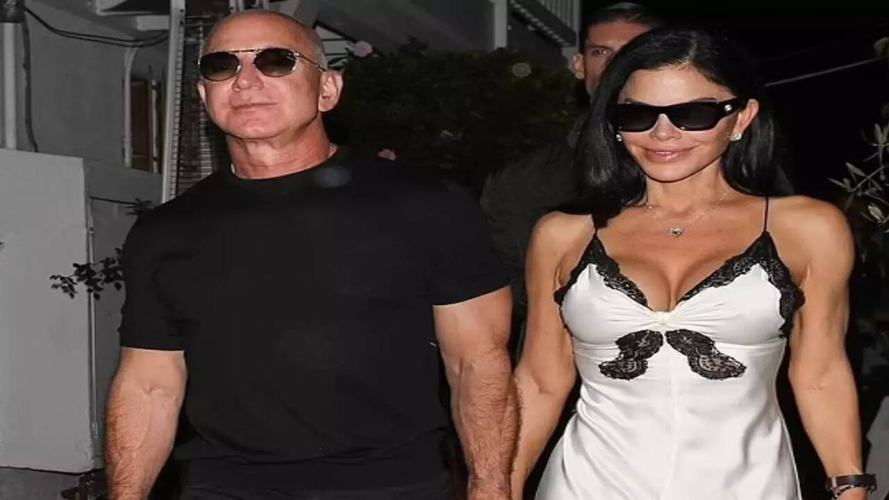 Elon Musk 'comforting reply to Jeff Bezos' 'angry post' on $600 million wedding to fiance Lauren Sanchez - The Times of India