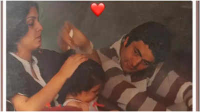 Throwback: Rishi Kapoor’s adoring look at Riddhima Kapoor Sahni while Neetu Kapoor styles her hair | Hindi Movie News – Times of India