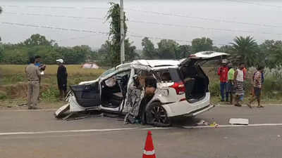 3 dead, 2 injured after car loses control and hits electrical pole in Andhra Pradesh's Srikakulam