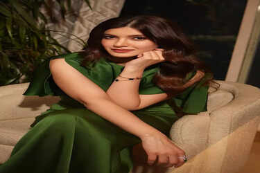 parineeti chopra green dress RT @nitasha22 In an emerald green #SonakshiRaaj jumpsuit #JimmyChoo  #Aquamarine, @ParineetiChopra set for #IndianIdol