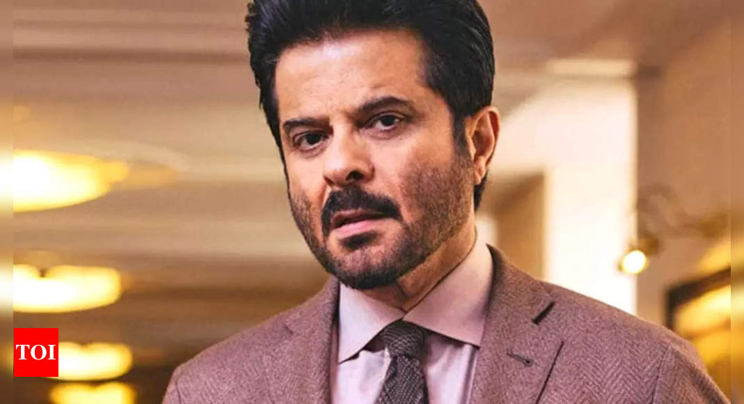 Anil Kapoor celebrates 68th birthday with paparazzi, cuts the cake