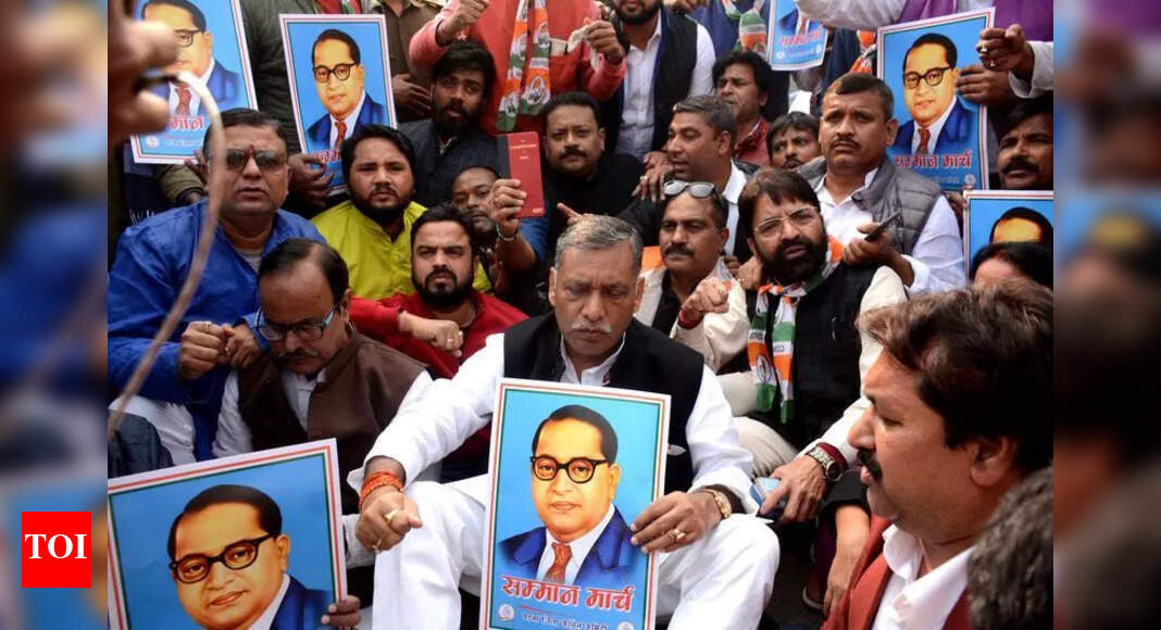 Congress netas squat on road after their protest march stopped in Patna ...