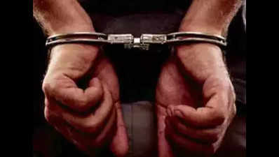 Two inter-state chain snatchers held