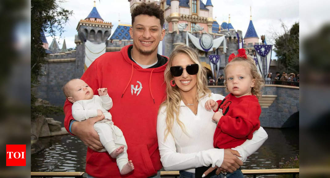 Patrick Mahomes and Brittany Mahomes share beautiful family Christmas portraits as the QB prepares for game day against the Pittsburgh Steelers