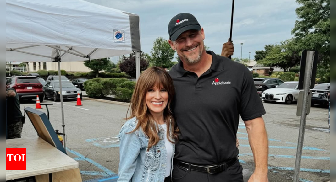 Dan Campbell’s sweater has the internet, and his wife, losing it—Wait till you see the message