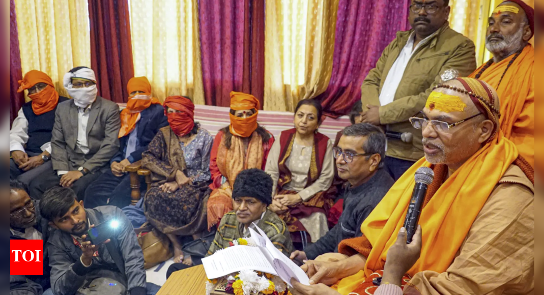 Shankaracharya meets Bangladeshi Hindus, assures to raise concerns with govt