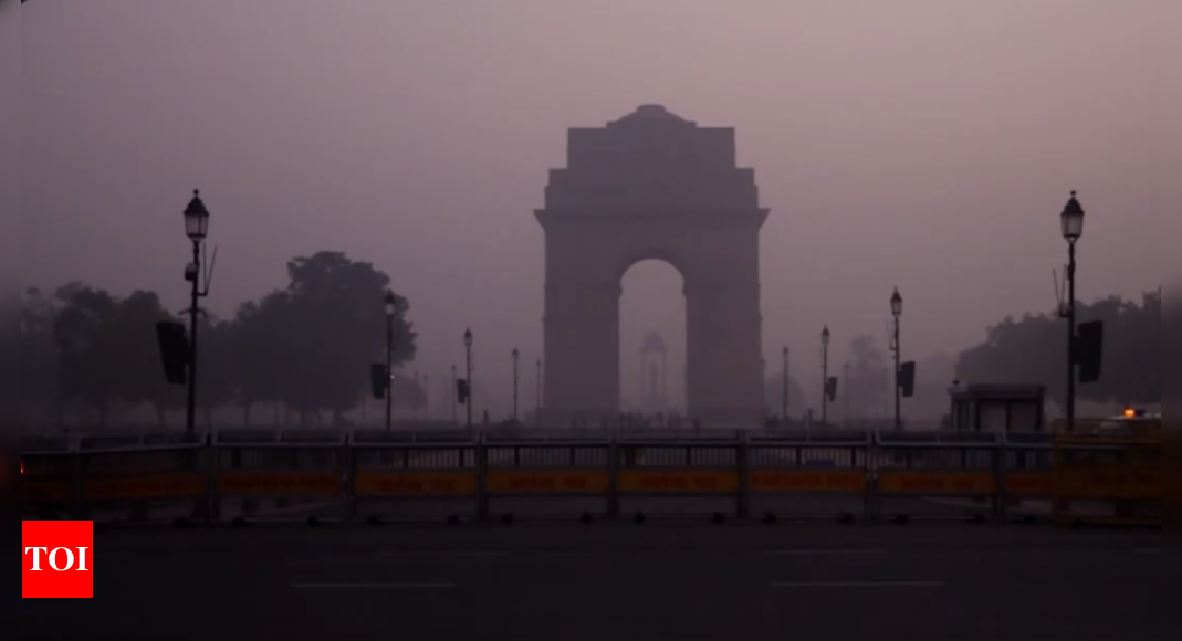 Dense fog envelops Delhi as IMD issues yellow alert; flight operations unaffected