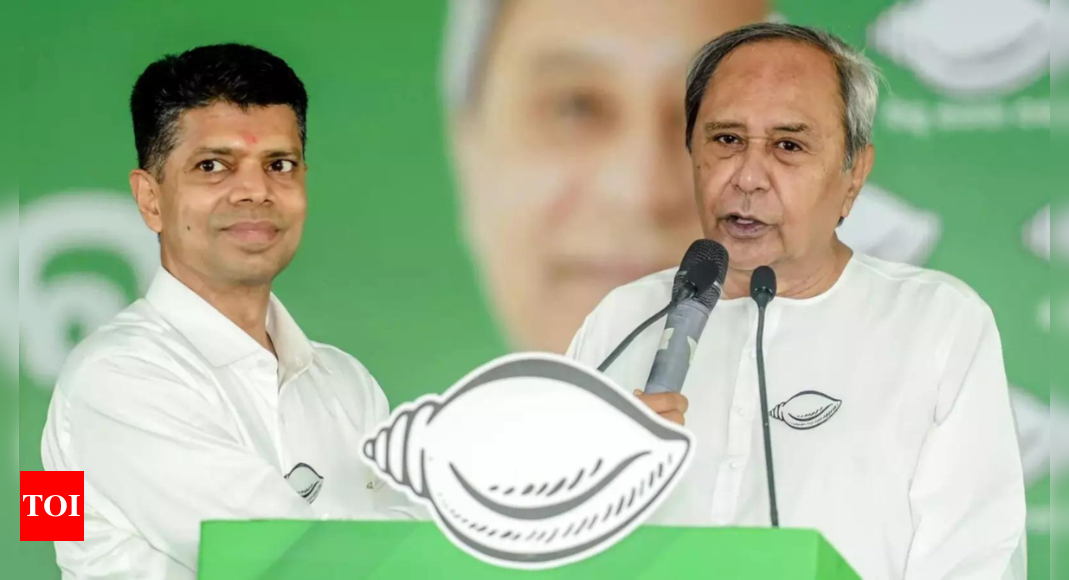 Naveen Patnaik spares VK Pandian, links loss to BJP's 'bundle of lies'