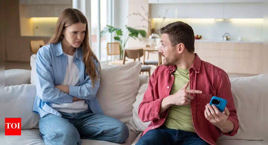 How to spot a liar with vocal and body language cues? | - Times of India