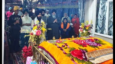 Sikhs pay homage to ex-PM Manmohan Singh at Kolkata gurdwara