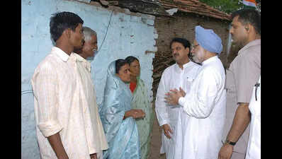 When Manmohan Singh touched down in epicentre of farm suicides in Vidarbha & gave the healing touch