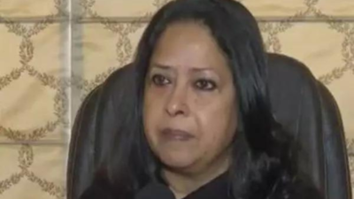 Pranab Mukherjee's daughter,  PV Narasimha Rao's grandson slam Cong amid row over Singh