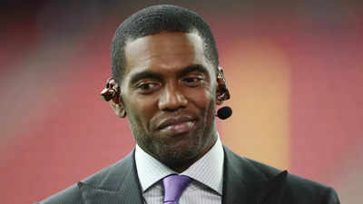 “BIG crybaby”: NFL legend Randy Moss gets emotional after the Patriots’ pregame celebration, a nod to him and his battle against cancer