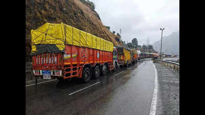 2 seriously injured as trucks collide on Thane highway
